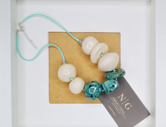 Agapanthe-Collier 8 perles céramique, bleu vert Océan & Champagne